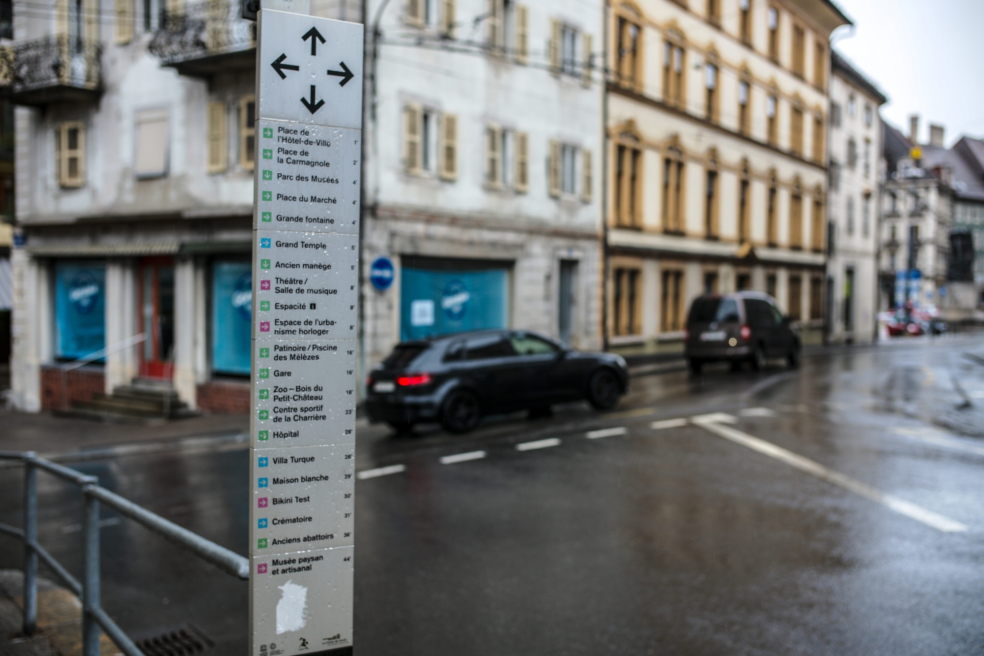 Le totem de signalisation piétonne au bas de la rue du Grenier à La Chaux-de-Fonds qui a rendu perplexe une internaute.