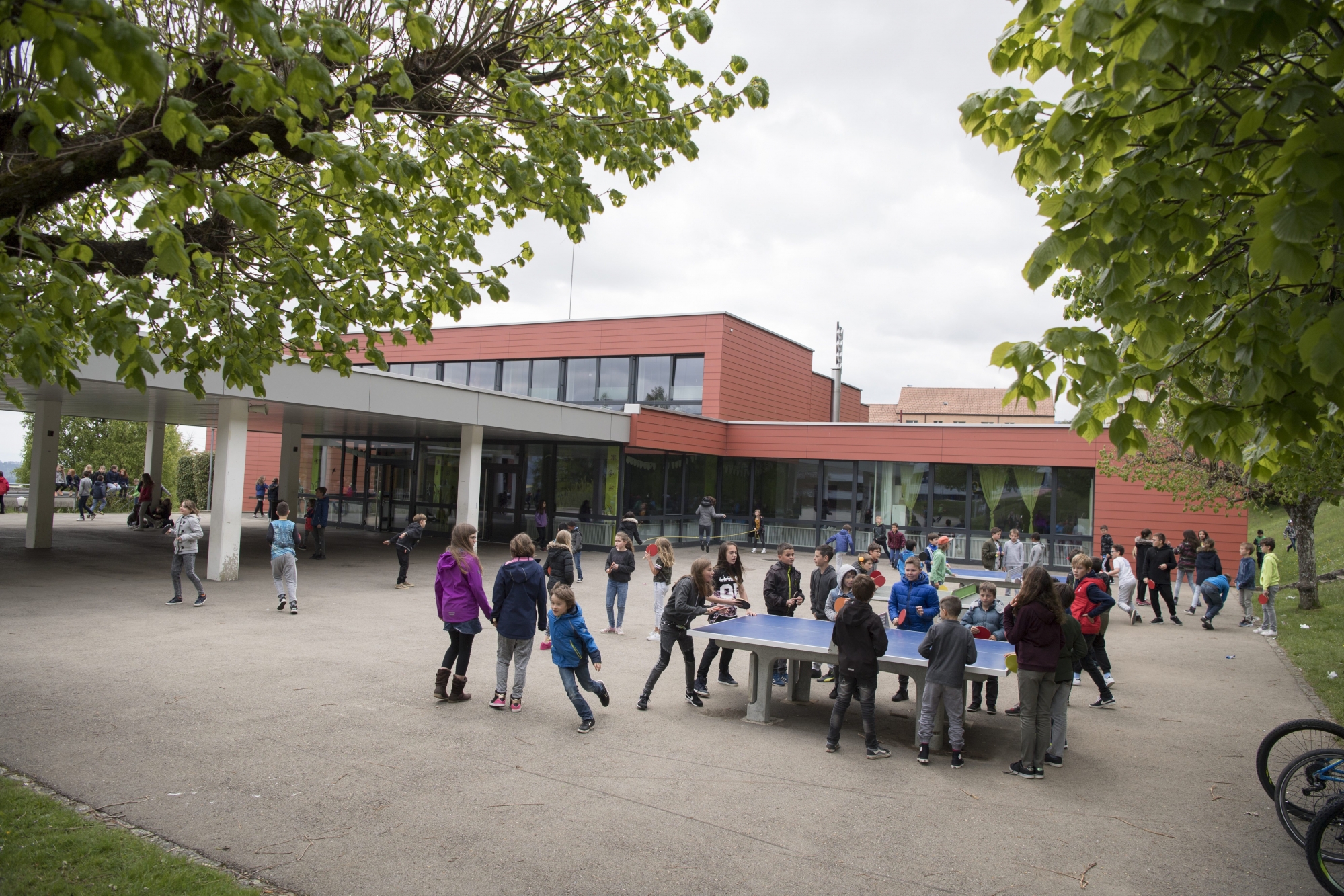 Des parents d'élèves vaudruziens ont réuni 1'353 signatures, alors que 41 suffisaient, pour le dépôt d'une motion contre la scolarisation hors village de domicile.