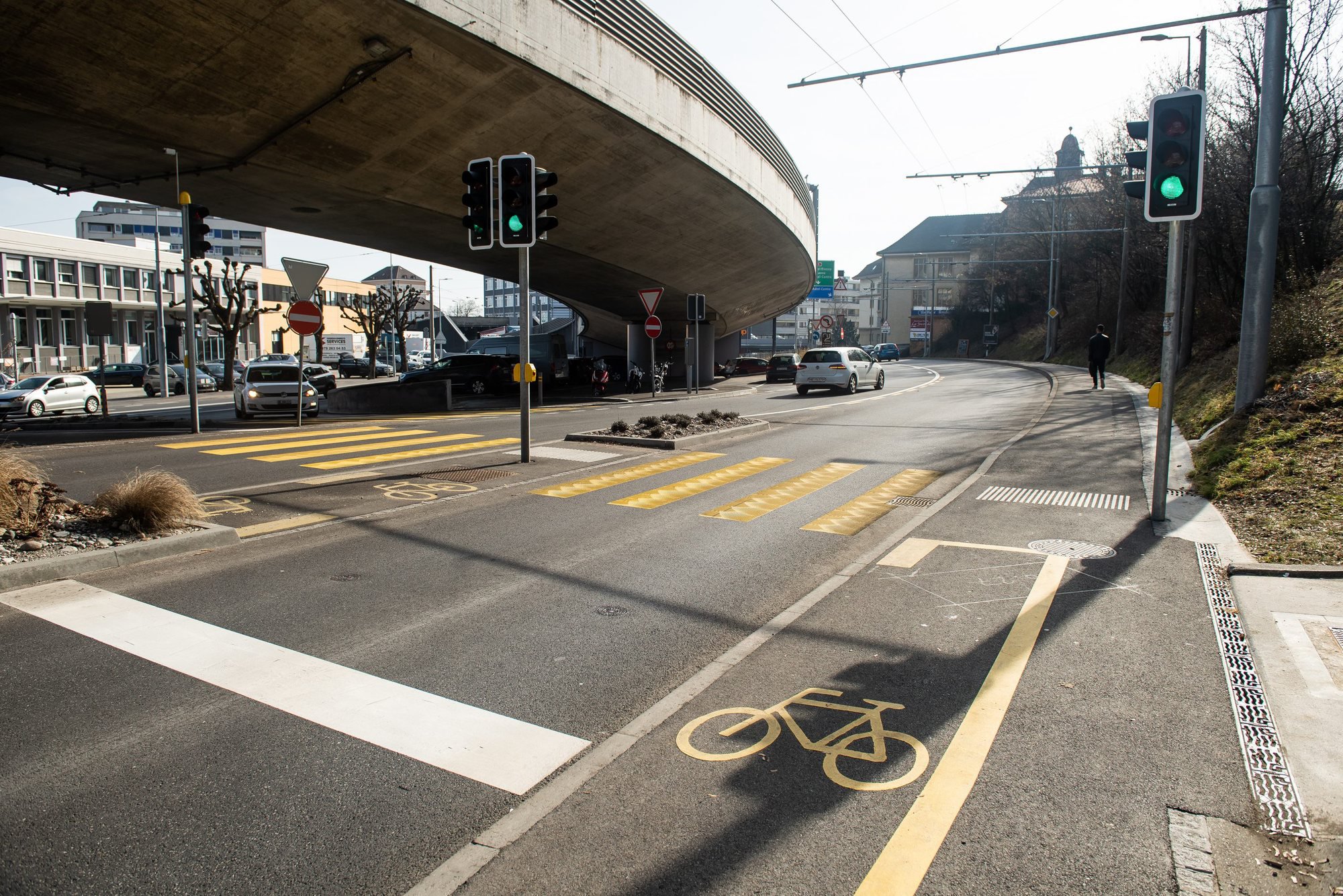 Le giratoire de Vauseyon propose des itinéraires peu attractifs pour les cyclistes, selon Pro Vélo.