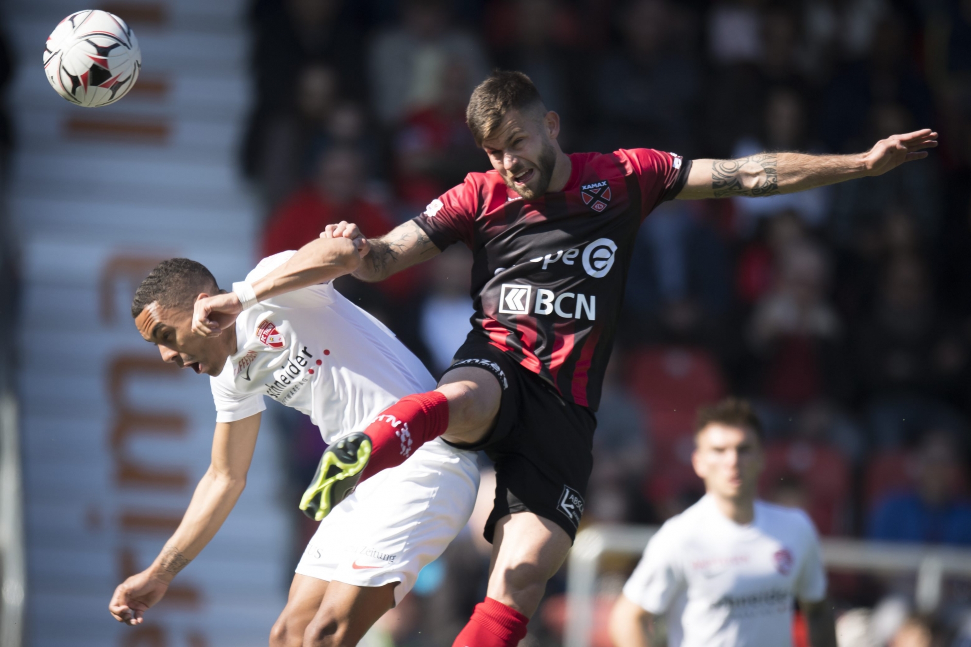 Pietro Di Nardo (à droite, à la lutte avec Marvin Spielmann) a très bien "remplacé" Geoffroy Serey Die, suspendu.  (KEYSTONE/Laurent Gillieron)