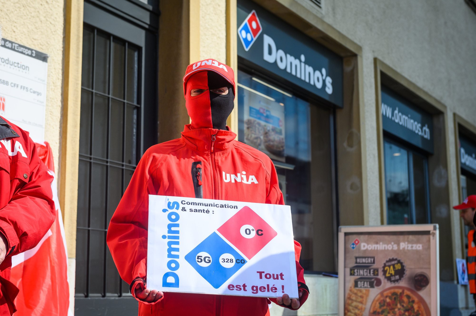 Une employée de Domino's Pizza a témoigné à visage masqué.