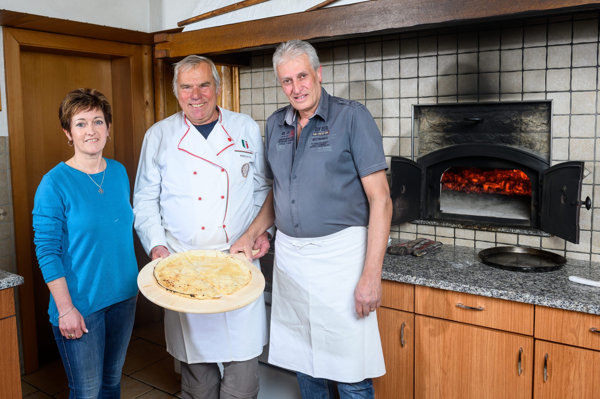 Nicole et Maurice Perrin, patrons du restaurant des Poneys, entourent Roger Knecht, ancien boulanger à Neuchâtel.