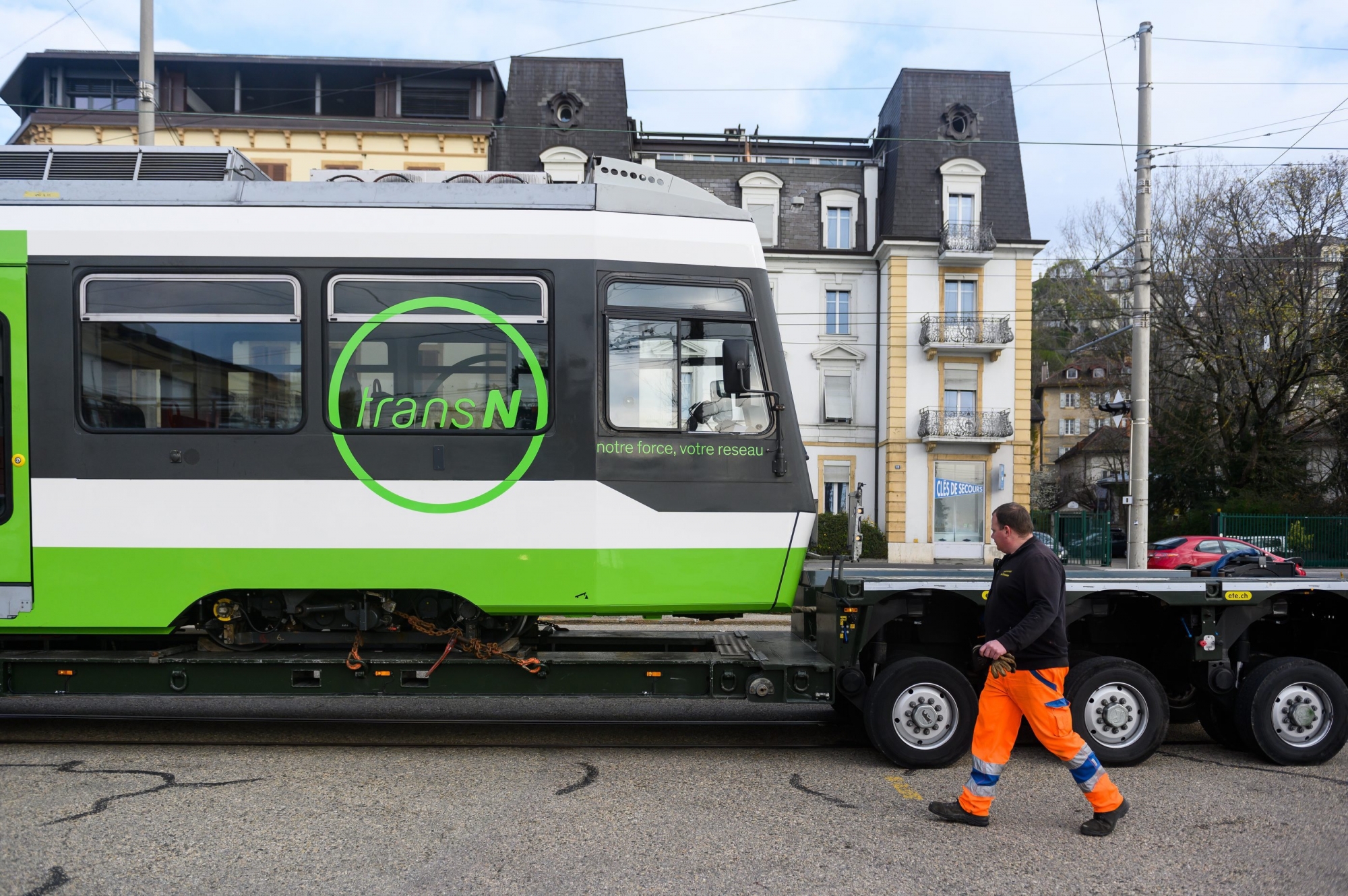 La première nouvelle rame du Littorail est arrivée dans la soirée de lundi à Neuchâtel. Elle a été déchargée ce mardi matin.