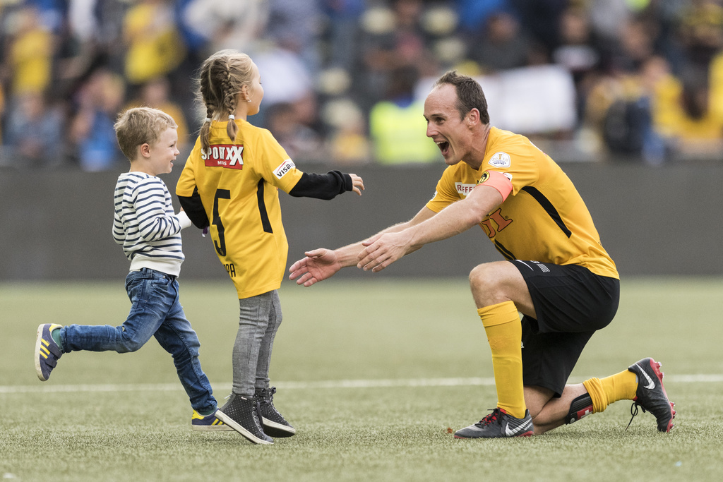 Steve von Bergen accueille ses enfants sur la pelouse du Stade de Suisse en septembre 2018.