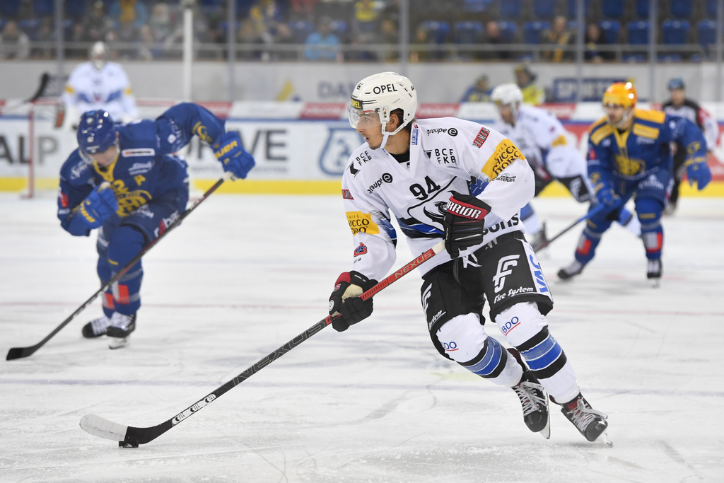 Après une brève saison en Suède, l'ancien joueur de Fribourg-Gotteron Makai Holdener, a signé au HCC.