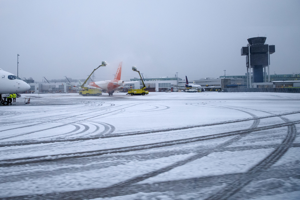 À Genève Aéroport, la neige sur le tarmac a provoqué quelques perturbations en début de matinée.