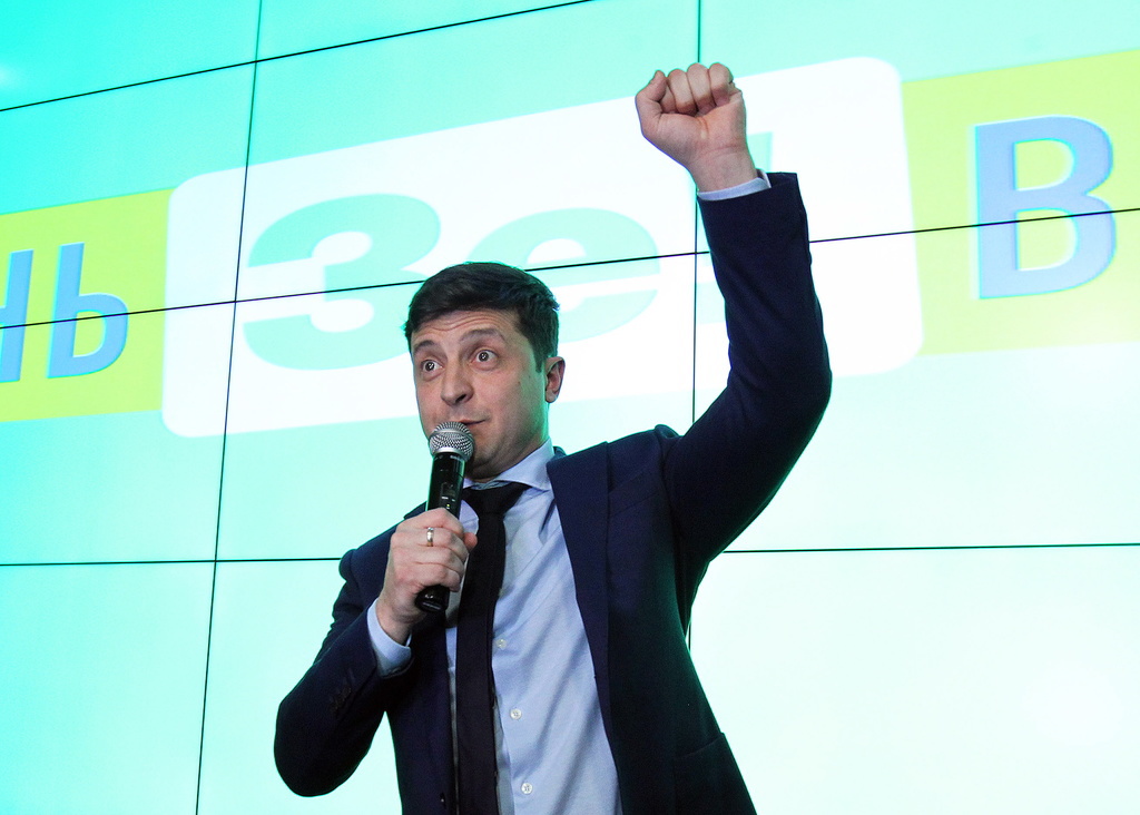 Volodymyr Zelensky obtient plus de 30% des voix au premier tour. Deux fois plus que son adversaire.