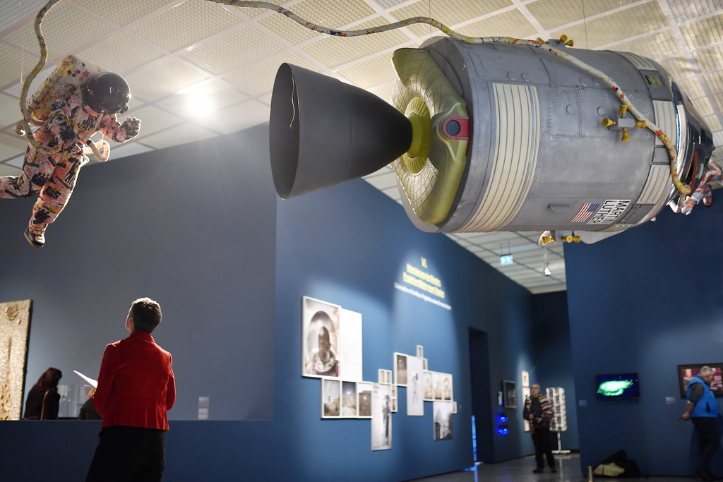 Dès le hall d'entrée, les visiteurs sont accueillis par une fusée en peluche de l'artiste genevoise Sylvie Fleury. Quelque 200 autres oeuvres sont à découvrir jusqu'au 30 juin.