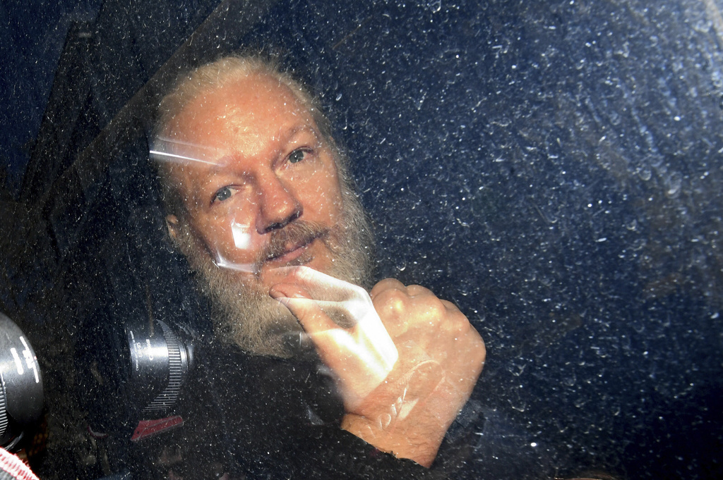 Le père de Julian Assange a été choqué par les images de l'arrestation de son fils et son état de santé.