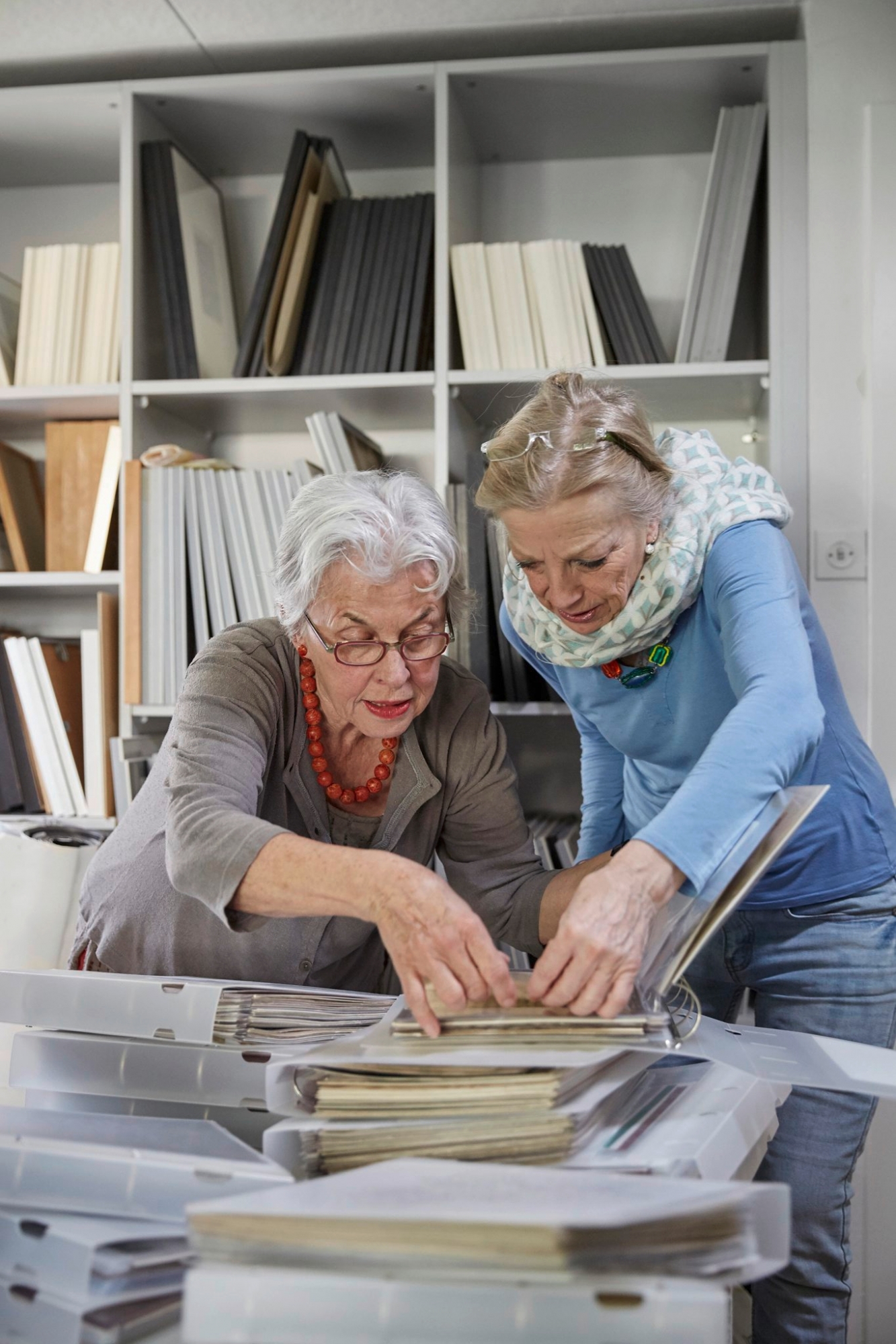 ARCHIV Äì ZU DEN EIDGENOESSISCHEN ABSTIMMUNG VOM 24. SEPTEMBER 2017 UEBER DIE ALTERSVORSORGE 2020 STELLEN WIR IHNEN FOLGENDES BILDMATERIAL ZUR VERFUEGUNG - [Symbolic Image, Staged Picture] Members of the cooperative Zeitgut sort and archive the estate of the deceased artist Ernst Buchwalder in Lucerne, Switzerland on March 14, 2017. (KEYSTONE/Christof Schuerpf) 

[Symbolbild, Gestellte Aufnahme] Mitglieder der Genossenschaft Zeitgut ordnen und archivieren den Nachlass des verstorbenen Kuenstlers Ernst Buchwalder am 14. Maerz 2017 in Luzern. (KEYSTONE/Christof Schuerpf) SCHWEIZ ABSTIMMUNG ALTERSVORSORGE 2020