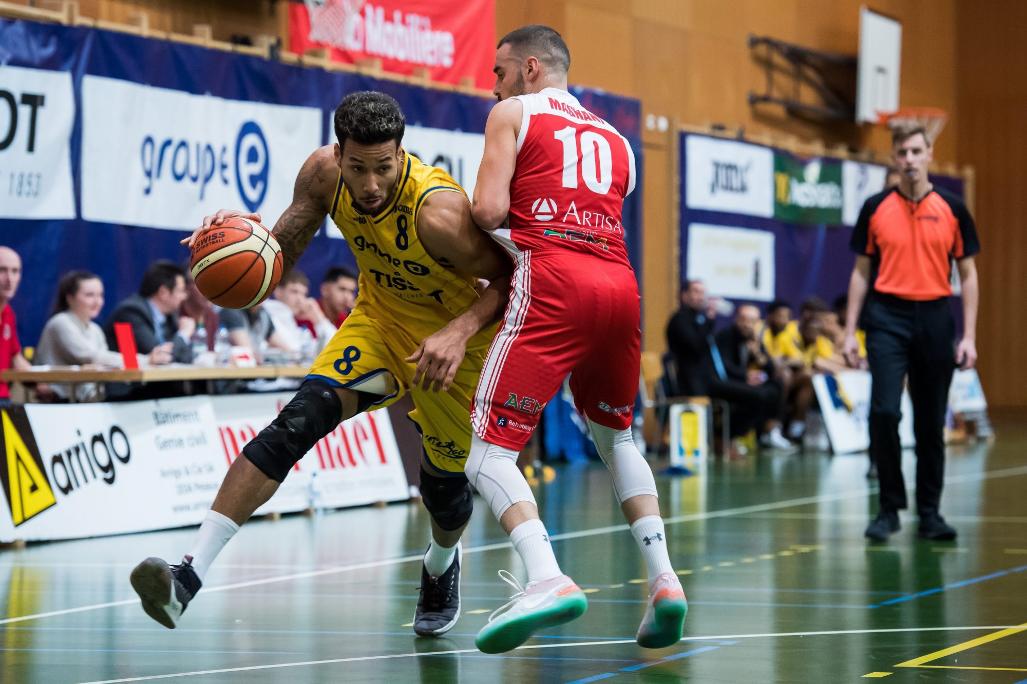 Basketball : Union Neuchatel - Massagno.
En jaune Westher Molteni (8) et en rouge Marco Magnani (10)

Neuchatel, le 12 janvier 2019
Photo : Lucas Vuitel BASKETBALL