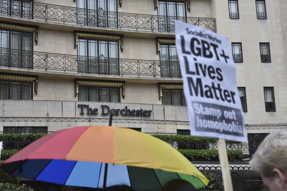 Manifestation de mouvements LGBT devant un hôtel londonien, propriété du sultan de Bruneï.