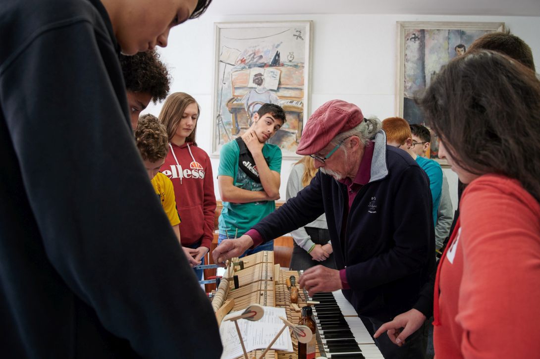 Le facteur de piano Michel Boder avec des collégiens à La Chaux-de-fonds.