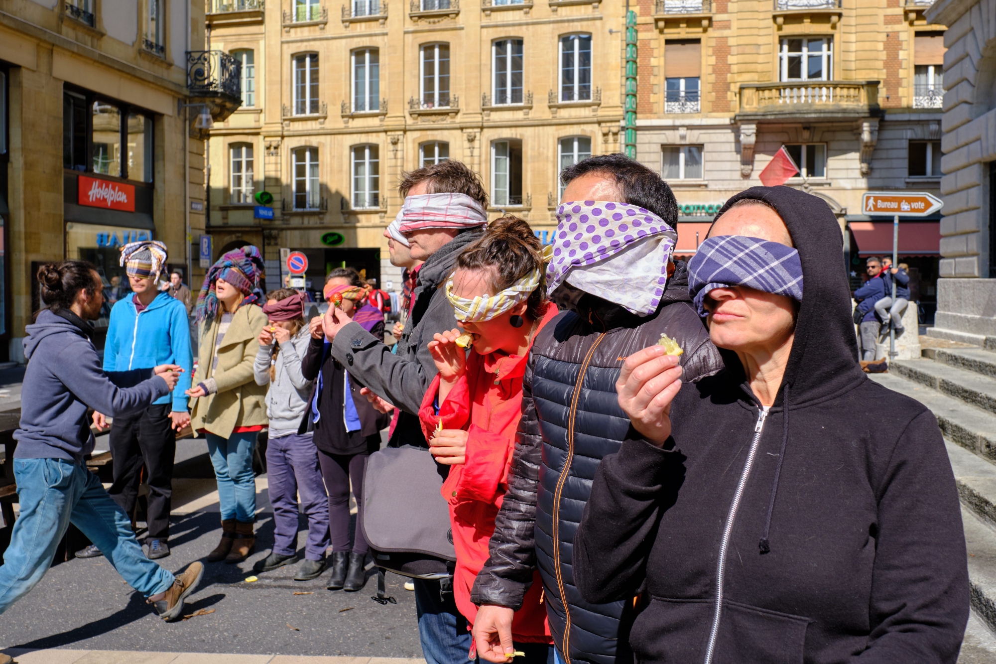 Lors de leur initiation aux arts de la rue, les participants au workshop ont vu leurs sens exacerbés.