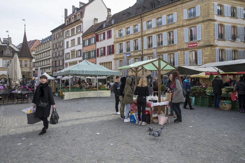 Le marché est davantage aéré le samedi à Neuchâtel.