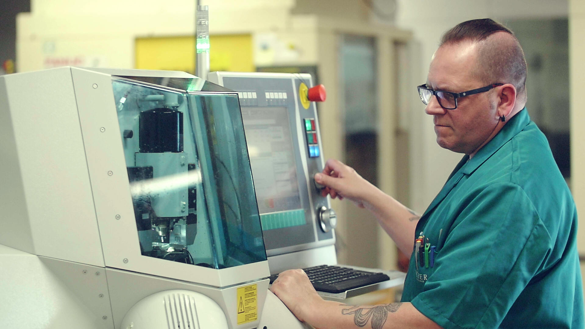 Nicolas Oeuvray, régleur CNC, devant l'une des nouvelles machines installées chez Vaucher Manufacture Fleurier.