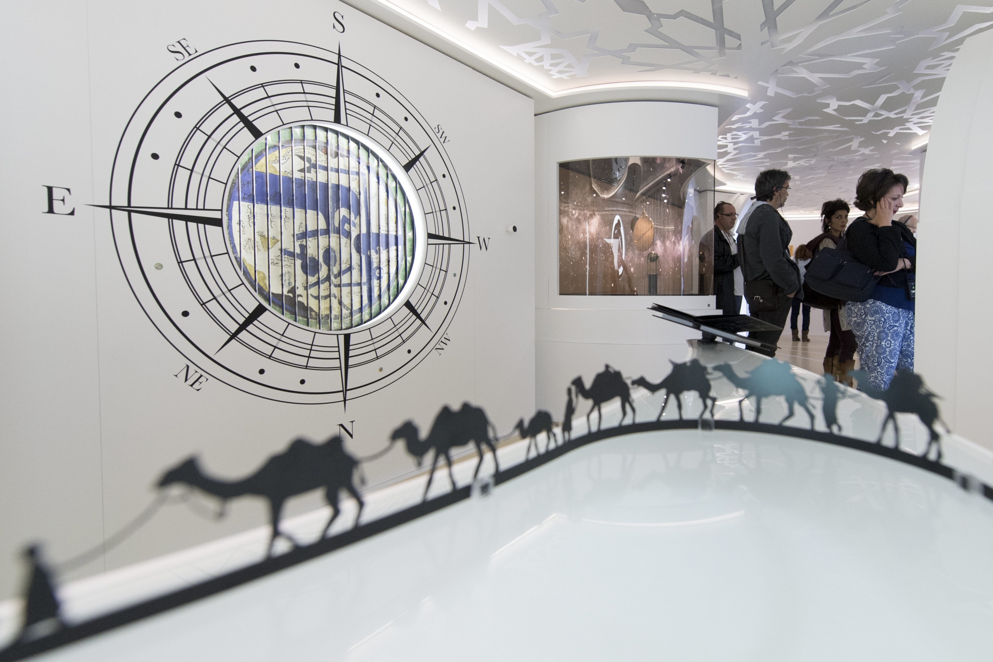 Des personnes visitent une des six salles d'exposition lors de l'ouverture du Musée des civilisations de l'islam le 29 mai 2016 à La Chaux-de-Fonds.