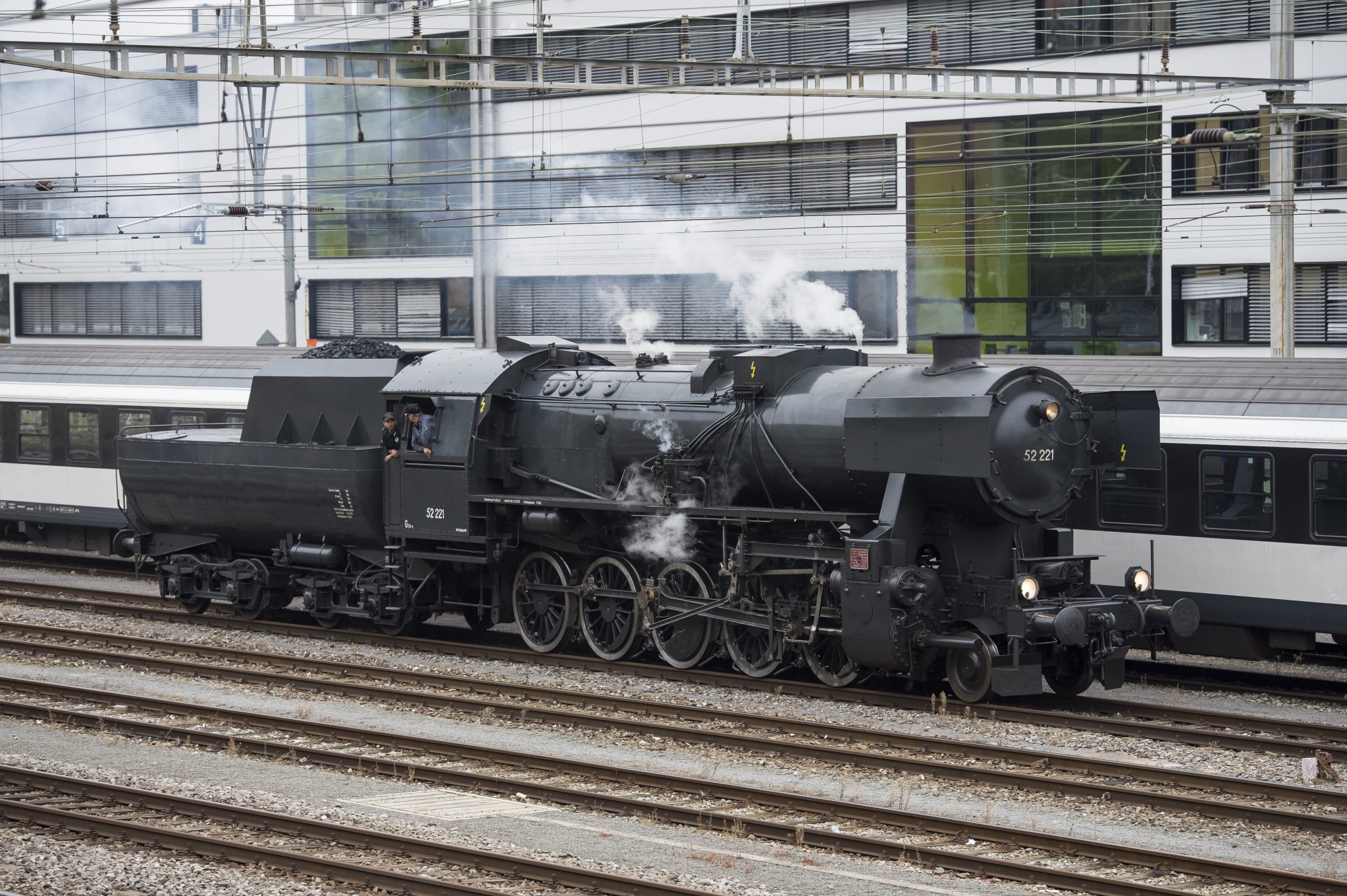 La locomotive du Vapeur Val-de-Travers en gare de Neuchâtel. C'est de là que les voyageurs rallieront le port, où les attendra le bateau à vapeur "Neuchâtel".