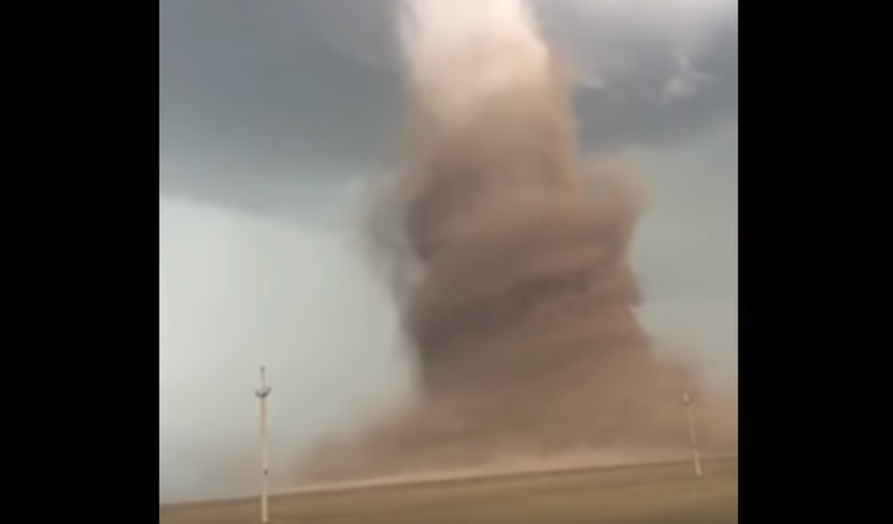 La tornade a été filmée par de nombreux témoins.