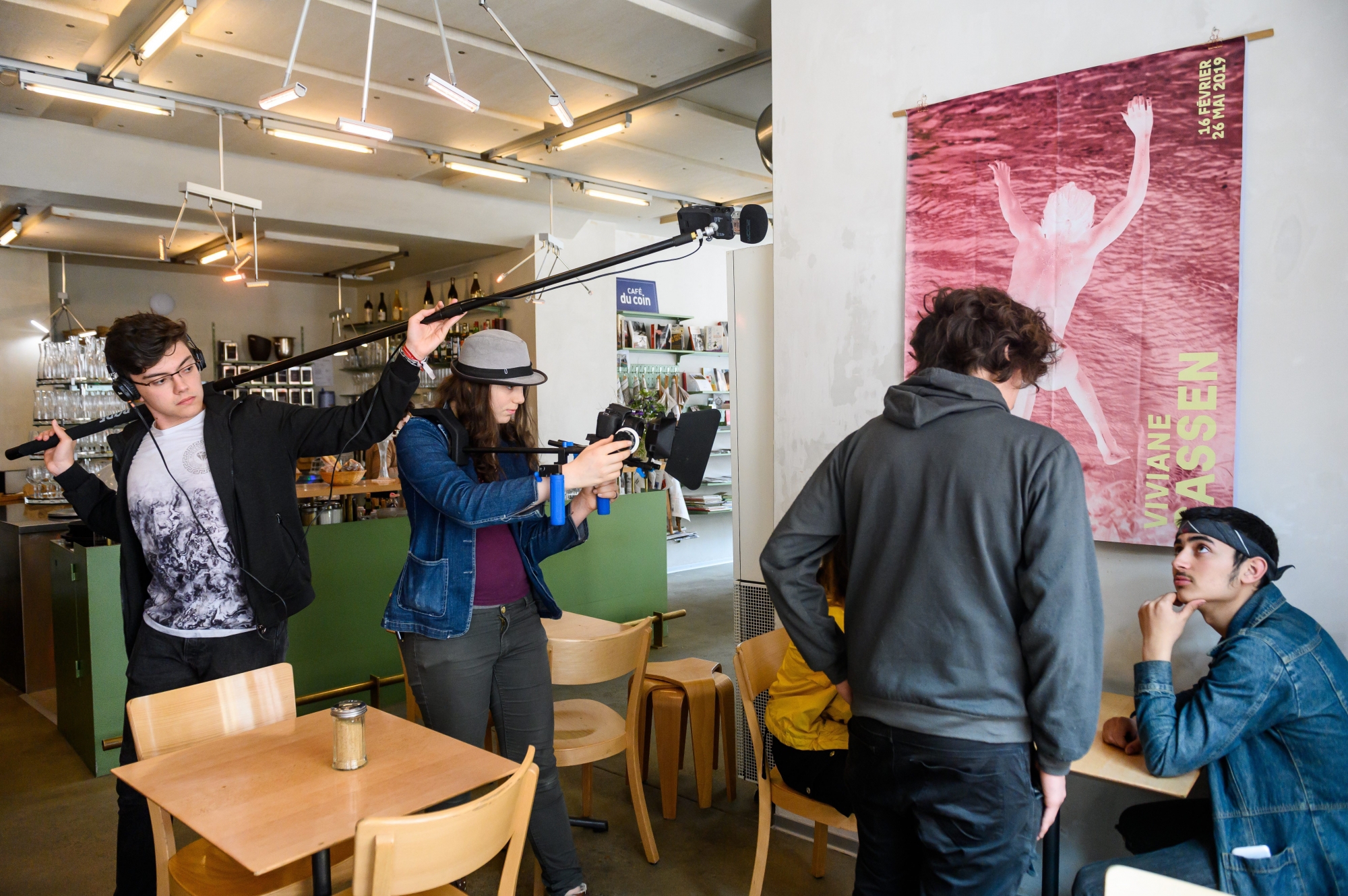 De lundi à mercredi, la réalisatrice en herbe Emilie Droz (chapeau) a pris ses quartiers au café du Coin avec ses potes (de gauche à droite) Samuel Miranda Dias, Joël Kneuss et Léonard Schwab.