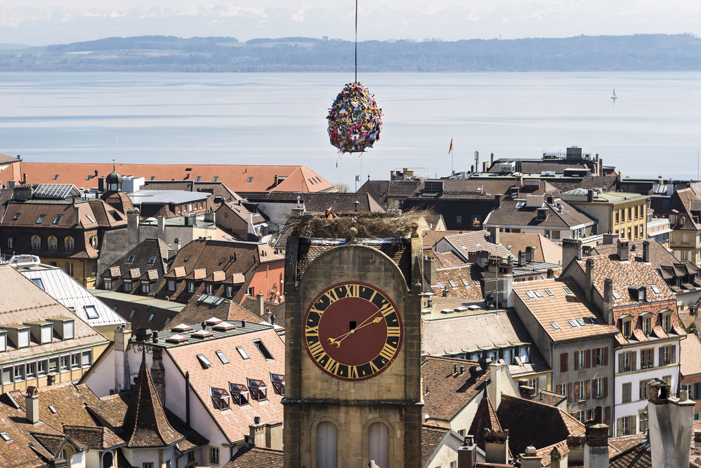 Les Neuchâtelois ont assisté jeudi à un ballet d'hélicoptère pour installer un œuf de près d'une tonne et haut de trois mètres. 