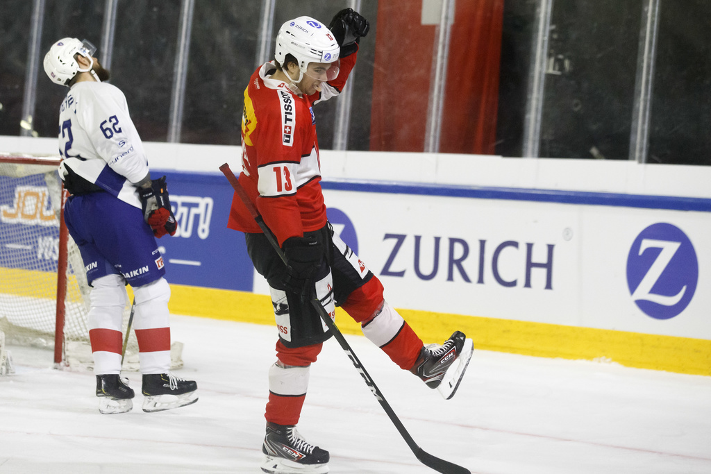 Nico Hischier n'a pas manqué ses débuts internationaux avec un triplé à la clé!