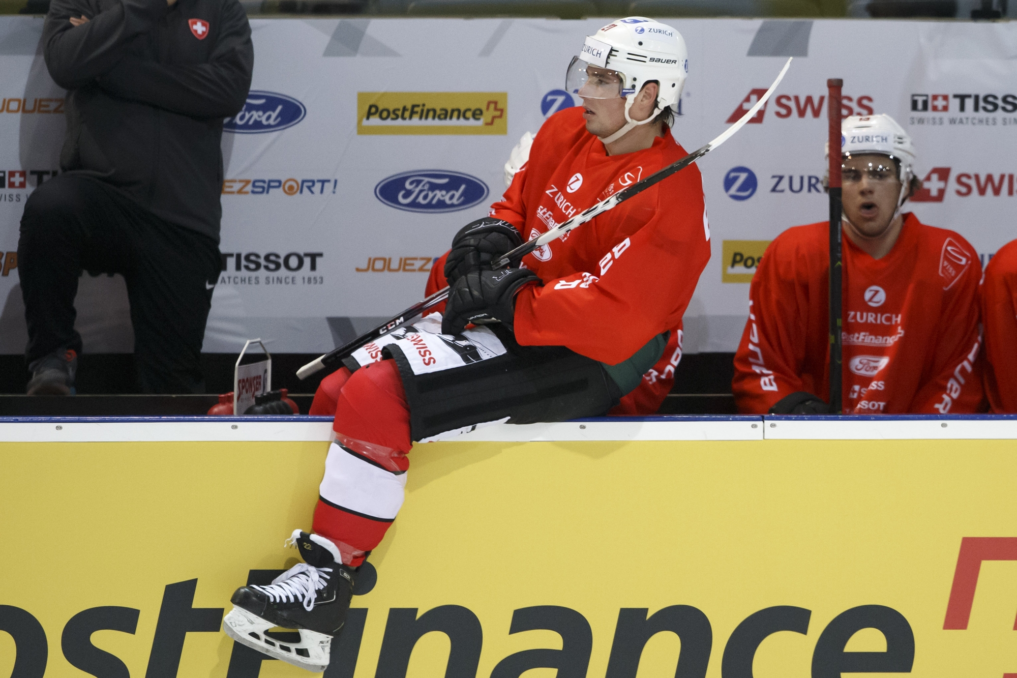 Switzerland's forward Kevin Fiala, left, jumps over the board past his teammate forward Nico Hischier, right, during a training camp of Swiss national hockey team ahead the IIHF 2018 World Championship, at the ice stadium Les Vernets, in Geneva, Switzerland, Tuesday, April 23, 2019. (KEYSTONE/Salvatore Di Nolfi) SWITZERLAND ICE HOCKEY WM 2019 TEAM SWITZERLAND TRAINING
