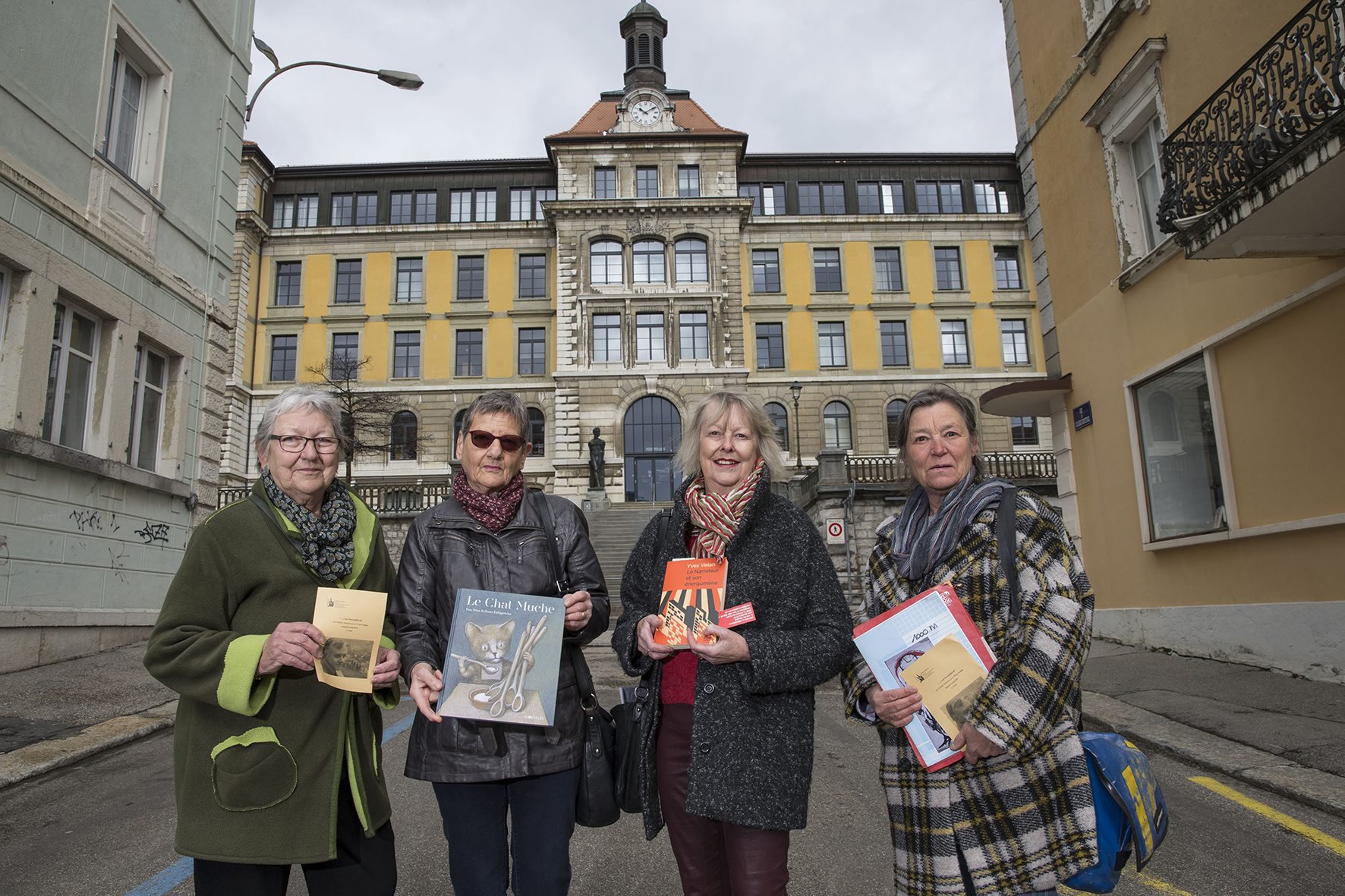 Les organisatrices de la manifestation devant l'ancien Gymnase, où enseigna Yves Velan: Irène Brossard, Loyse Renaud, Annie Junod et Isabelle Meyer (de g. à dr.).