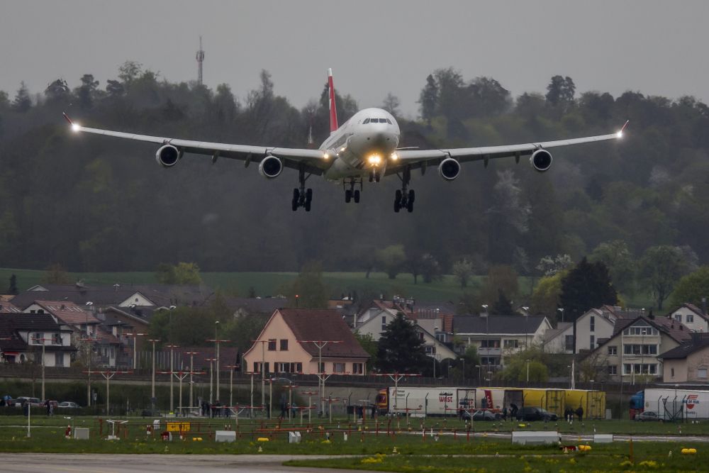 Deux élus zurichois veulent limiter l'utilisation de l'avion par les employés et les autorités de la Ville dans le cadre de leur travail.