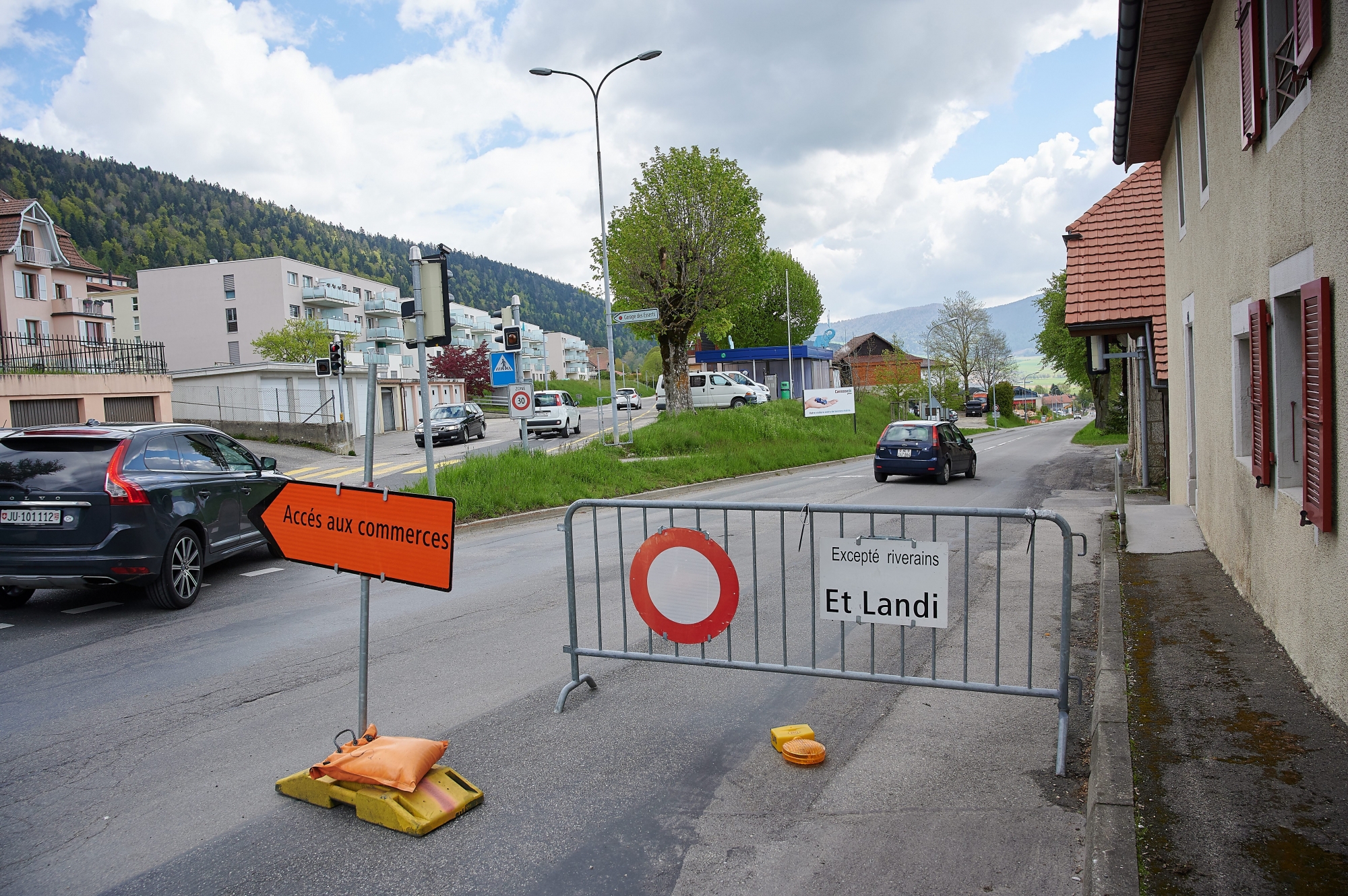 Certains automobilistes ne respectent pas les panneaux de déviations, mis en place en raison des travaux le long de la traversée de Chézard.