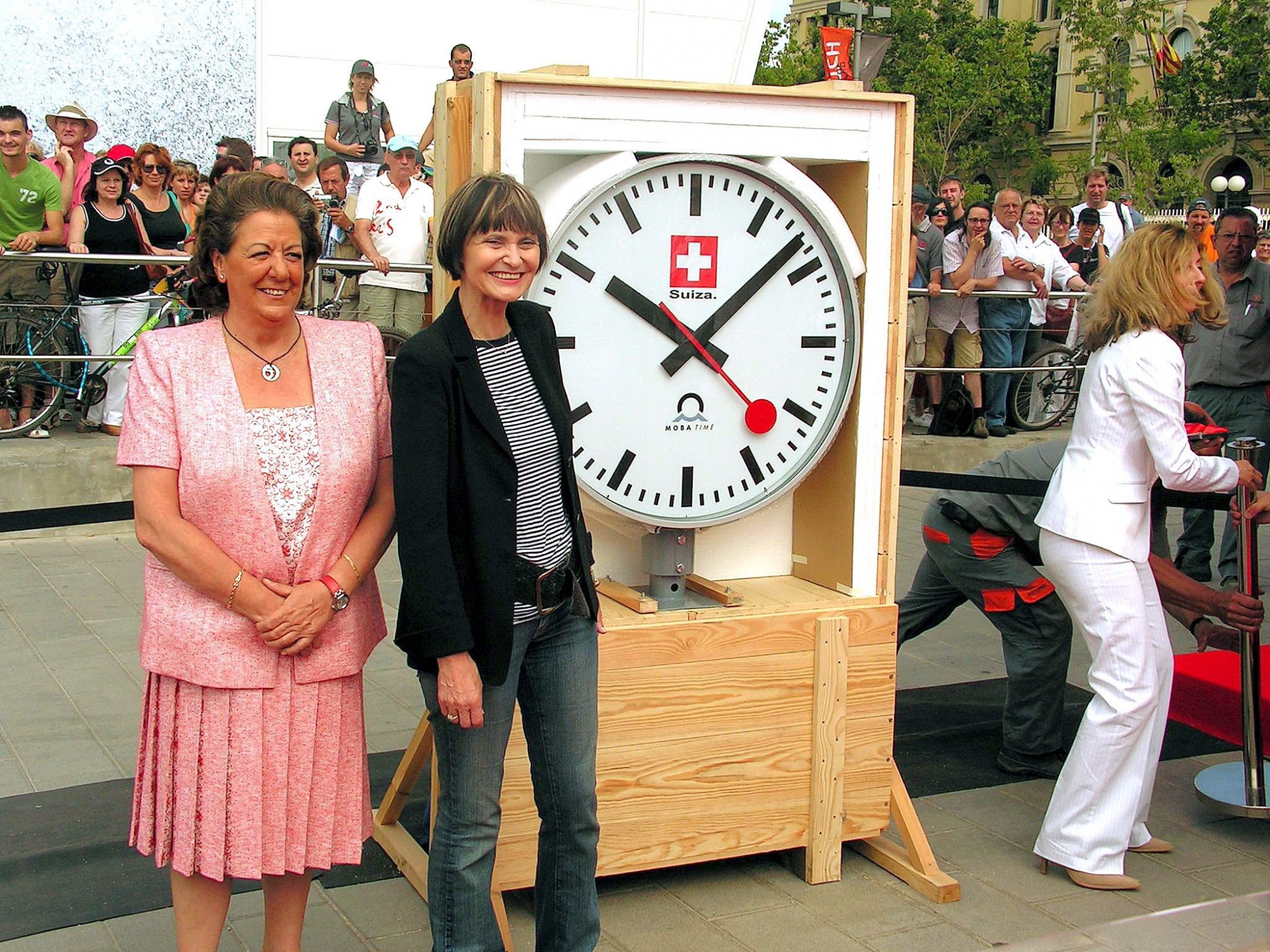 Le 22 juin 2007, la présidente de la Confédération Micheline Calmy-Rey offrait une horloge de gare à la mairesse de Valence Rita Barberá (à gauche).