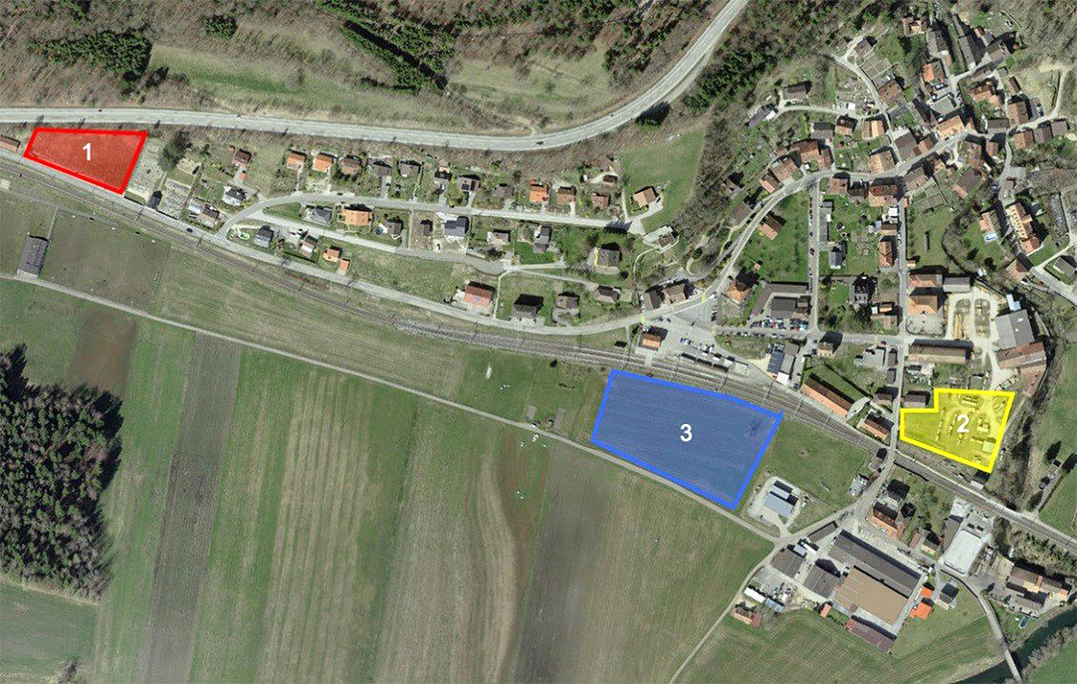 Les trois parcelles où était envisagé le futur parking de Noiraigue. En bleu, celle retenue, sur un terrain appartenant à l'Etat de Neuchâtel.