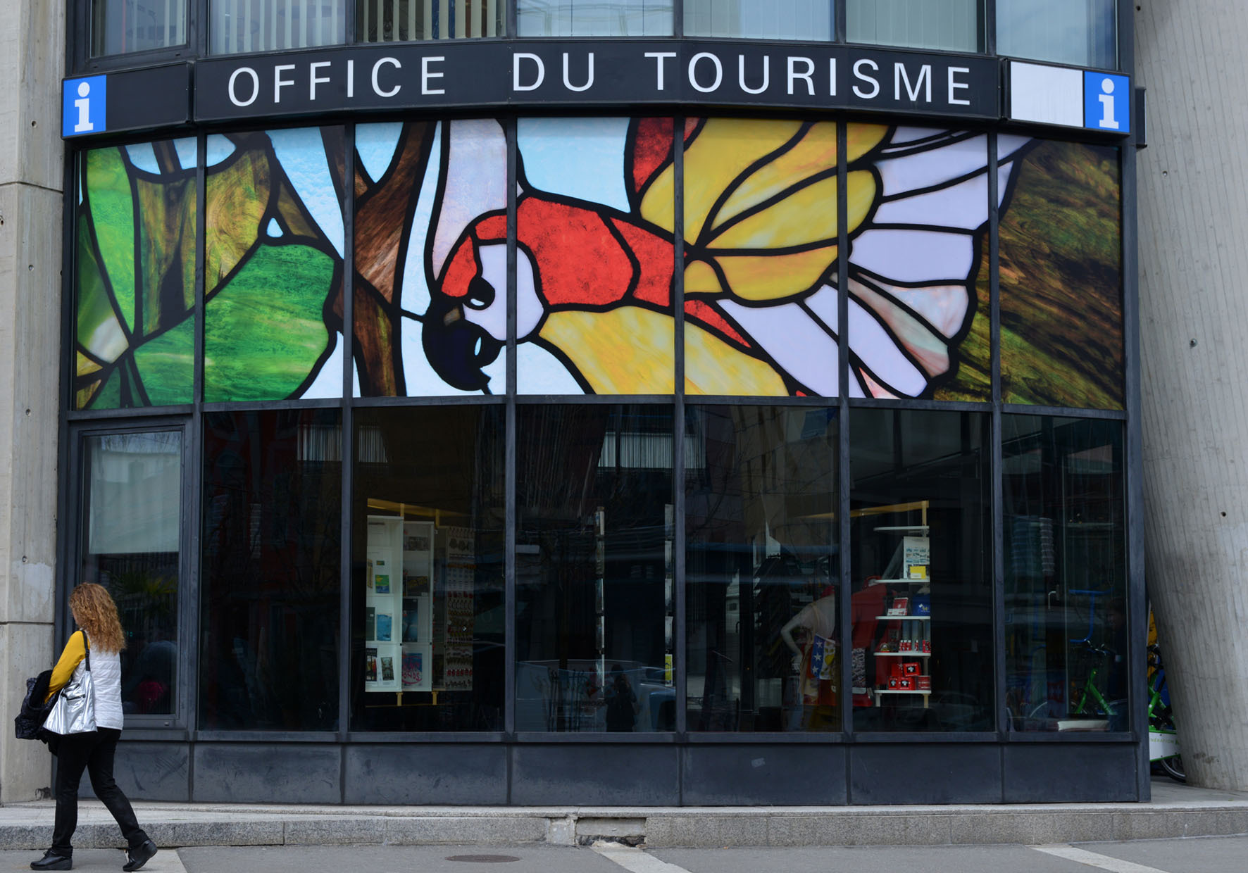 La parure la plus spectaculaire est apparue sur les baies vitrées de l'Office du tourisme.