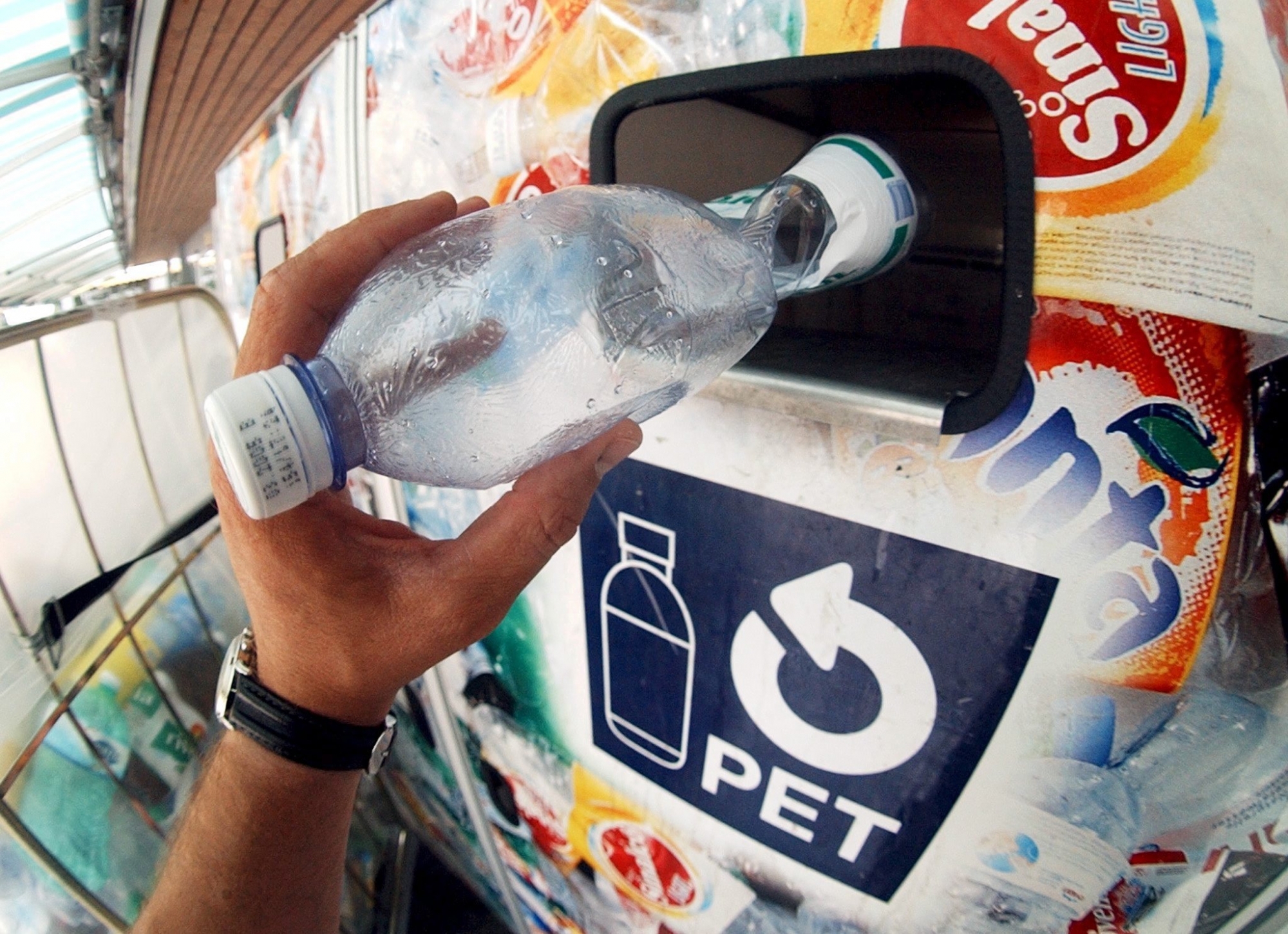 En Suisse, plus de 1,6 milliard de bouteilles en PET sont utilisées chaque année.