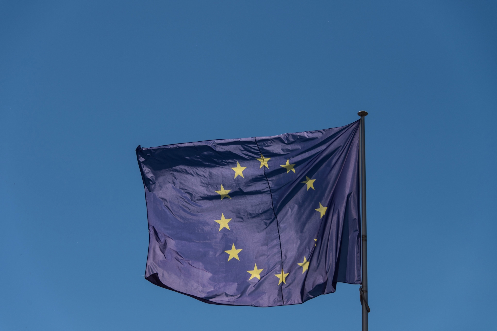 Le drapeau du Conseil de l'Europe est identique à celui de l'Union européenne.