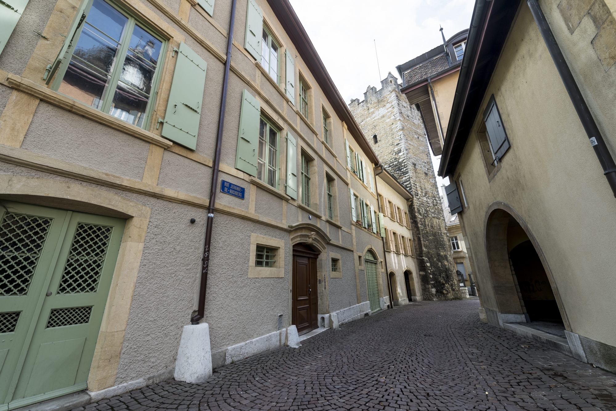 Le Nifff loue des locaux à la rue Jehanne-de-Hochberg 3, dans le bâtiment accolé à la Tour des prisons.