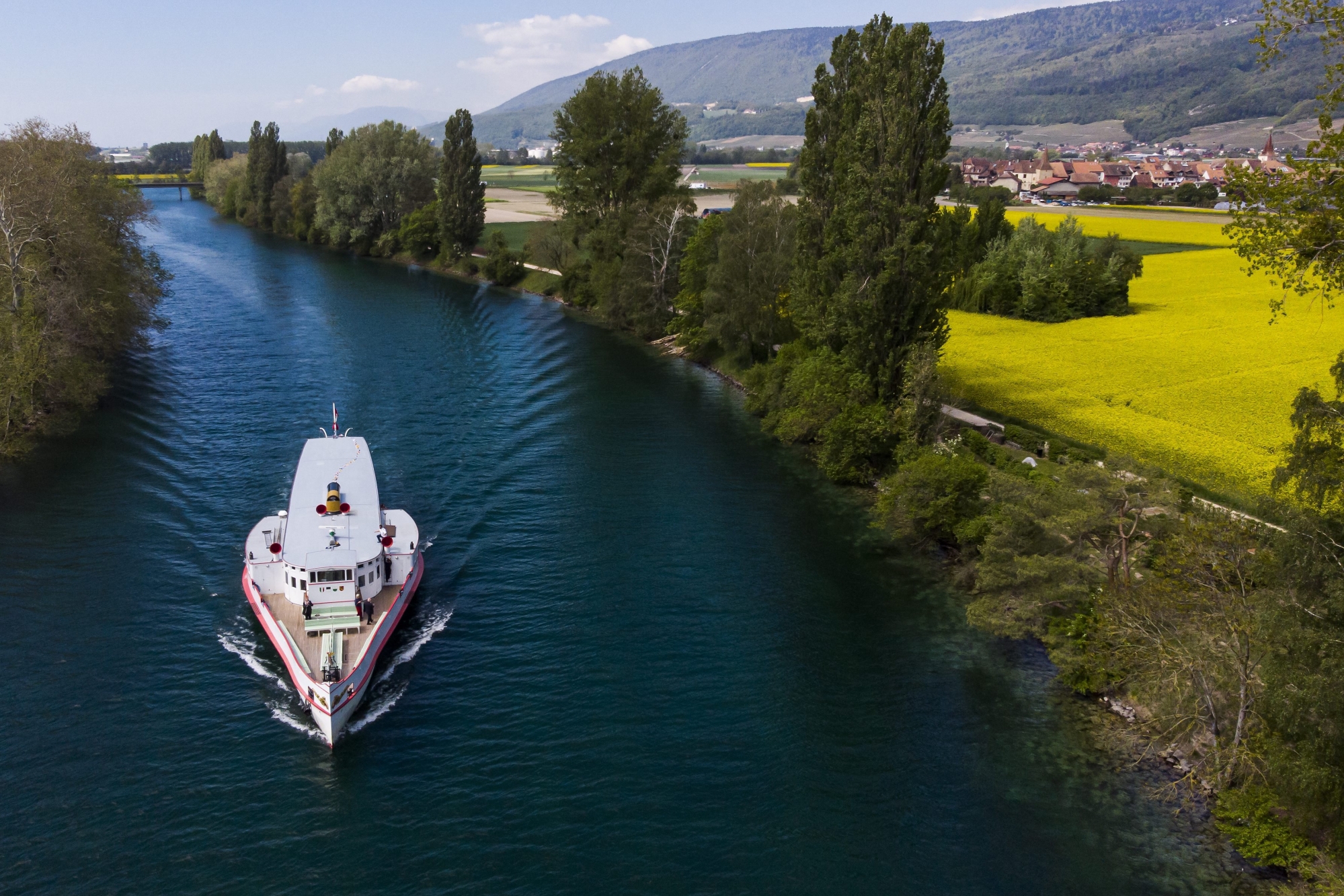 Pour relier Neuchâtel à Bienne, le vieux vapeur passe par le canal de La Thielle.