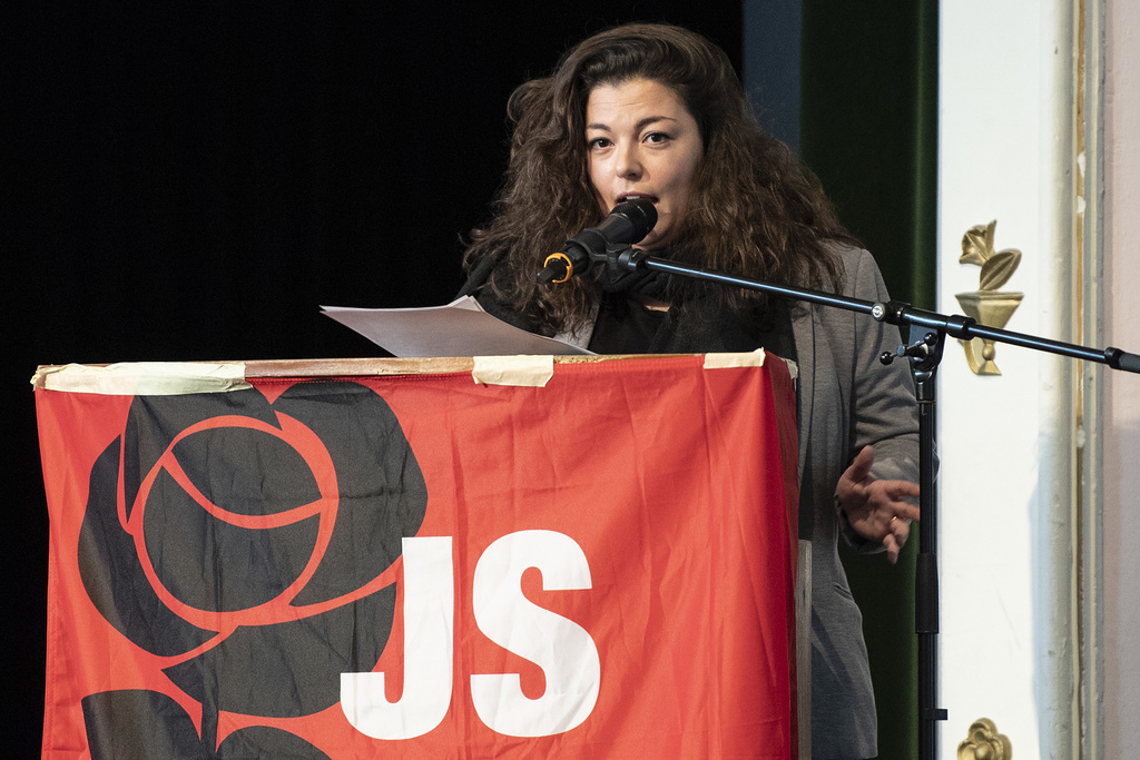 Tamara Funiciello, présidente de la Jeunesse socialiste suisse, s'est opposée aux propositions sur l'AVS des Jeunes PLR et PVL ce jeudi à Berne. (Archives)