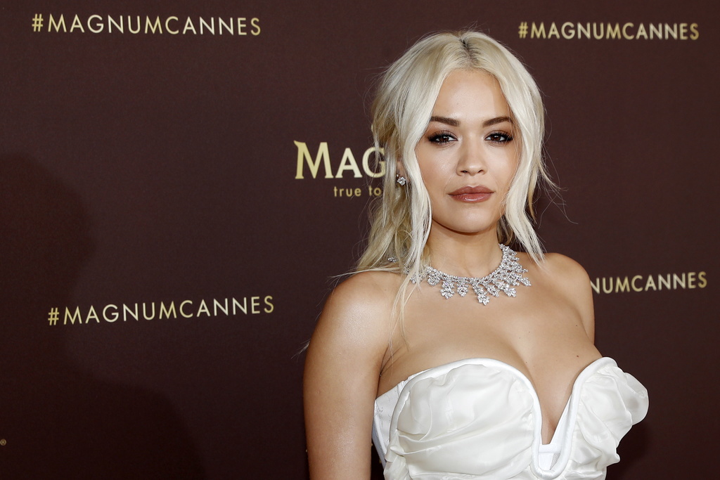 La chanteuse britannique Rita Ora a tout de même trouvé une bricole à se mettre pour le photocall Magnum du Festival de Cannes.