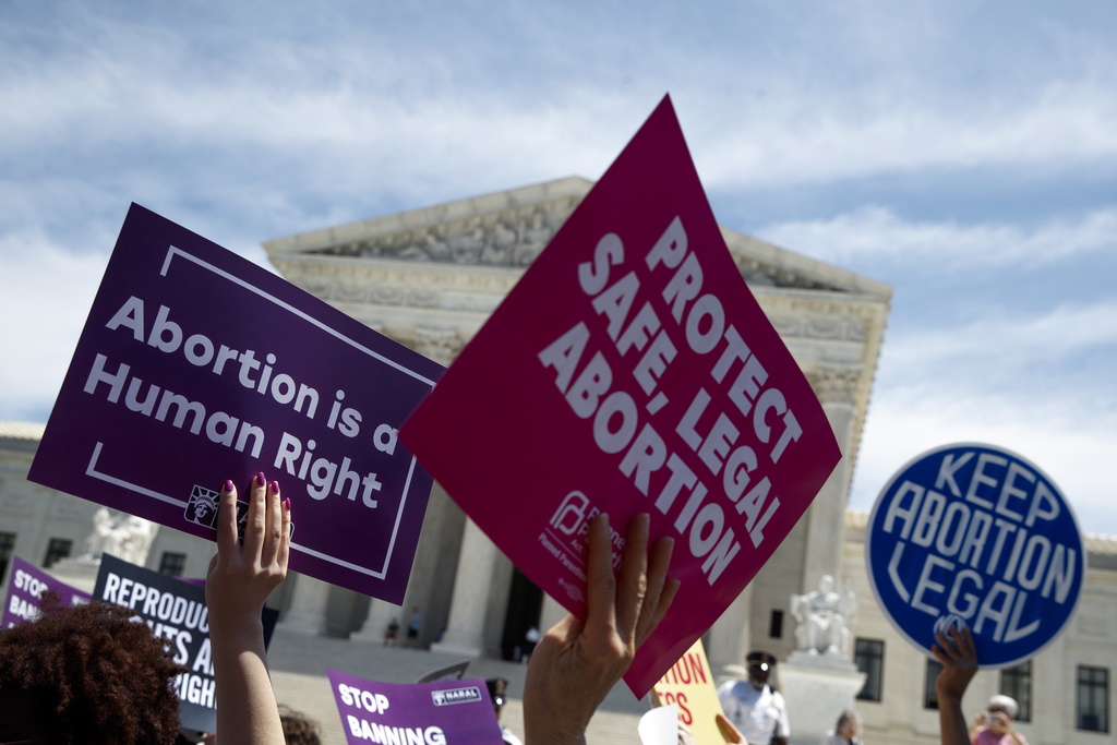 Plusieurs centaines de personnes se sont réunies à la mi-journée devant la Haute Cour à Washington pour dénoncer les lois d'une quinzaine d'Etats interdisant ou limitant drastiquement l'accès à l'IVG.