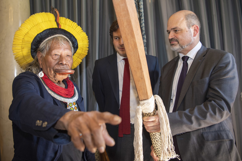 Le chef Raoni, symbole vivant de la lutte pour la préservation de la forêt amazonienne, s’est notamment adressé au maire de Genève, Sami Kanaan, à droite.