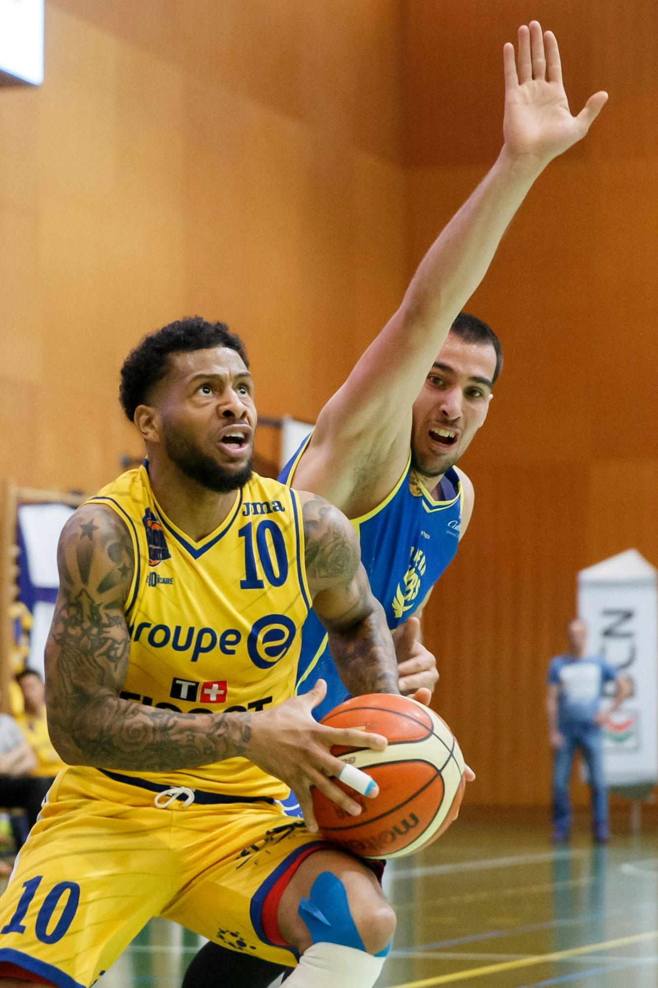 Neuchatel's Bryan Colon, left, drives to the basket against Riviera Lakers' Pedro Pessoa, right, during the second leg of the playoffs quarterfinals game of National League A of Swiss basketball Championship between Union Neuchatel Basket and Riviera Lakers, at the sports hall de la Riveraine in Neuchatel, Switzerland, Tuesday, May 7, 2019. (KEYSTONE/Salvatore Di Nolfi) SWITZERLAND BASKETBALL PLAYOFF FINAL NEUCHATEL RIVERA