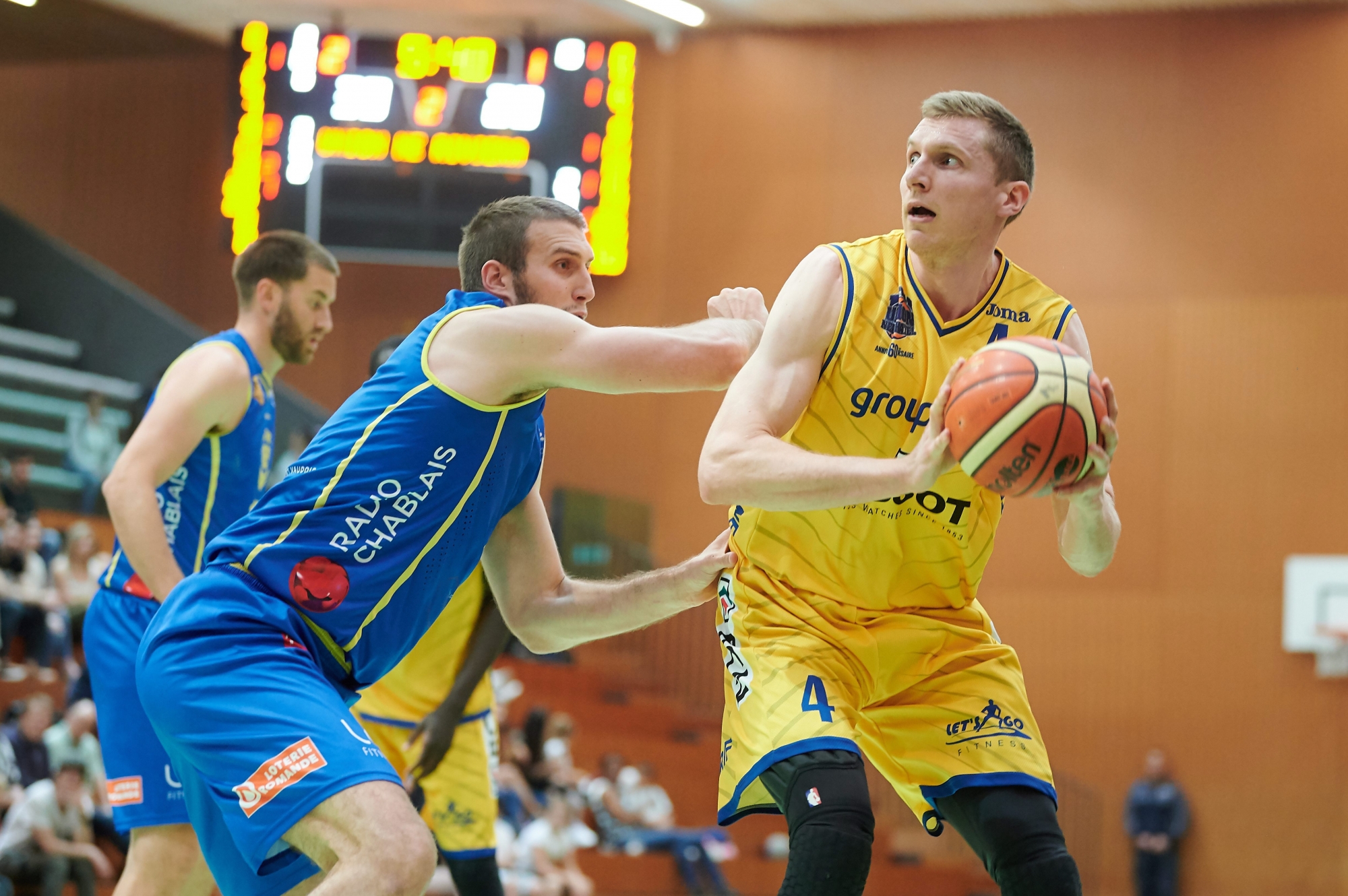 Milos Jankovic (à gauche), des Riviera Lakers, a fait très mal à Union Neuchâtel (ici Jared Berggren, à droite).