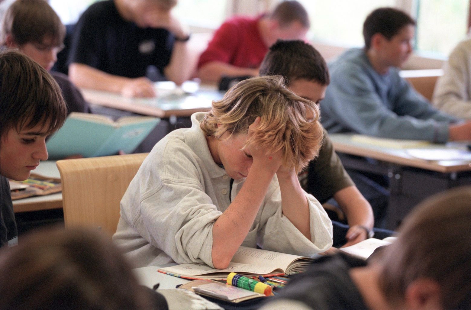 Ein Schueler liest in seinem Buch, aufgenommen am 10. Mai 2004 in einer 2. Sekundarschulklasse im Schulhaus Berghalden in Horgen. - Das schweizerische Bildungssystem haelt einem Vergleich mit der EU gut stand, ist aber nur beim lebenslangen Lernen an der Spitze, wie am Mittwoch, 10. August 2005 vom Bundesamt fuer Statistik veroeffenlicht wurde. Schlusslicht ist die Schweiz beim Frauenanteil in Naturwissenschaft und Technik.   (KEYSTONE/Gaetan Bally)  === NO SALES, NO ARCHIVES ===  [Vorlage: FILM] SCHWEIZ BILDUNGSSYSTEM