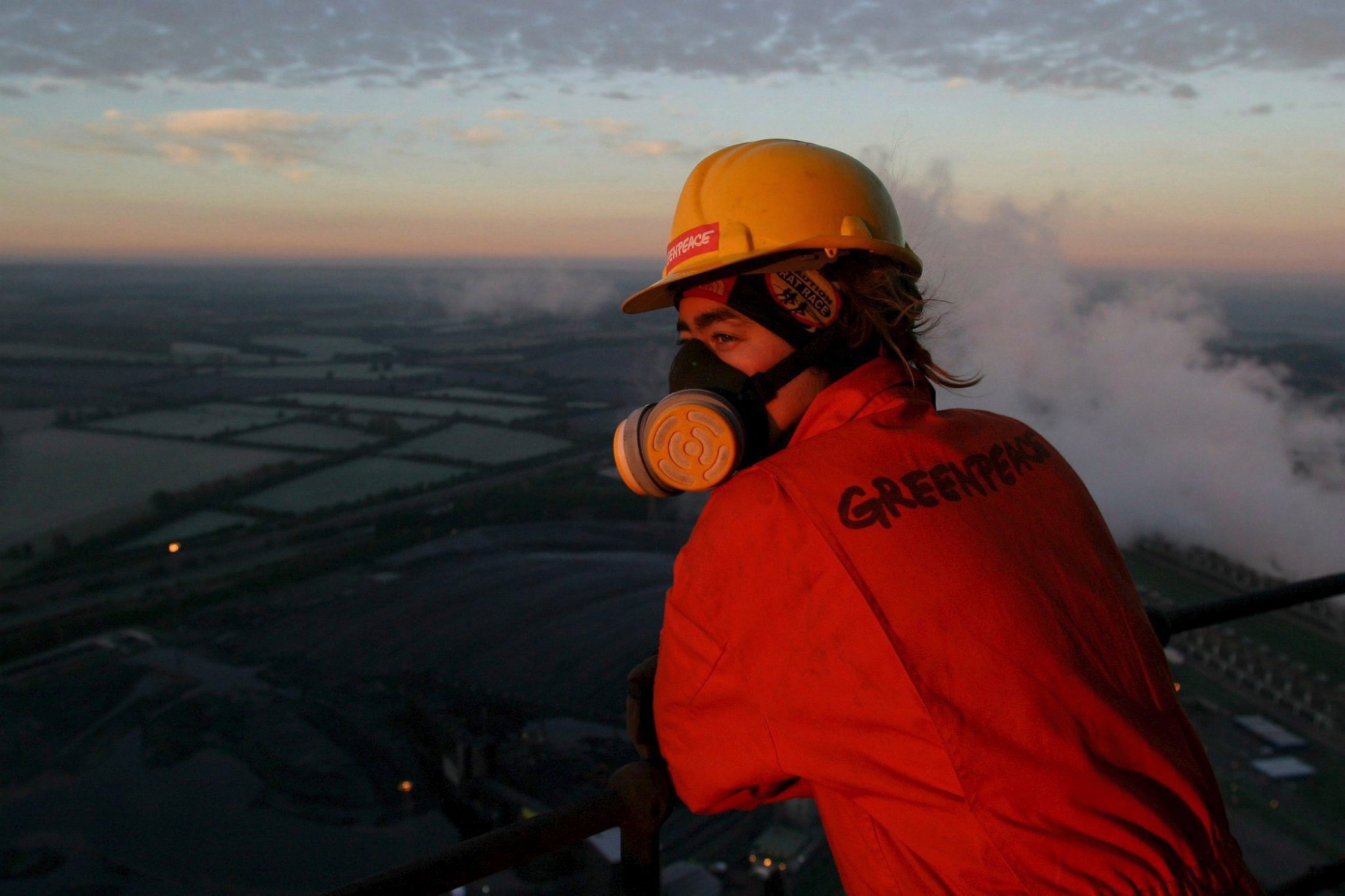 epa00855191 Greenpeace activists, part of the 25 protestors who spent the night in an improvised ëclimate campí on the top of Didcot power station chimney, enter their second day of protest, Didcot, Oxfordshire, November 03, 2006. The campaigners are demanding that the Government phases out these kind of coal fired power stations and instead backs localised - or decentralised power generation.  EPA/DAVISON BRITAIN GREENPEACE DIDCOT