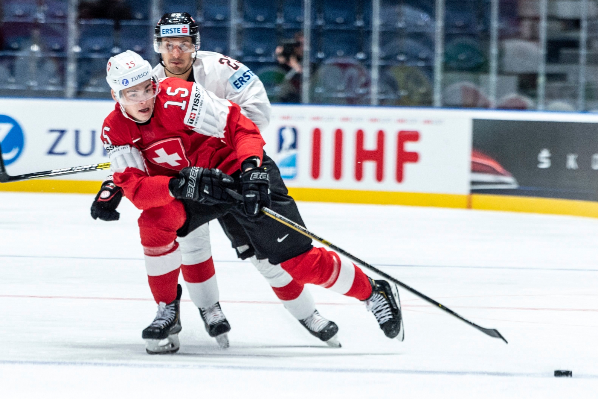 Switzerland's Gregory Hofmann , left, against Austria`s Lukas Haudum during the game between Switzerland and Austria, at the IIHF 2019 World Ice Hockey Championships, at the Ondrej Nepela Arena in Bratislava, Slovakia, on Thusday, May 14, 2019. (KEYSTONE/Melanie Duchene) SLOVAKIA ICE HOCKEY WORLD CHAMPIONSHIPS 2019 SUI AUT