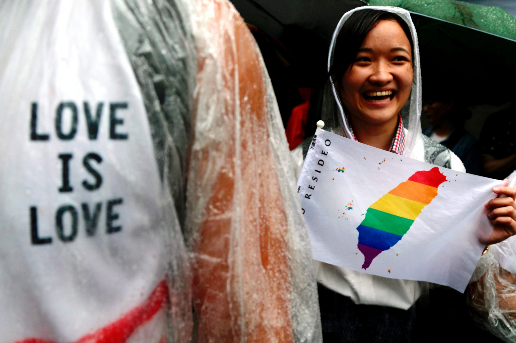 epaselect epa07577473 Supporters of same-sex marriage gather outside the parliament building as a bill for marriage equality is debated by parliamentarians in Taipei, Taiwan, 17 May 2019. According to news reports, on 24 May, Taiwan could become the first Asian country to legalize same-sex marriage. So far nearly 300 gay and lesbian couples have applied to register for legal union on the day the bill is to come into effect.  EPA/RITCHIE B. TONGO epaselect TAIWAN PARLIAMENT BILL LGBT