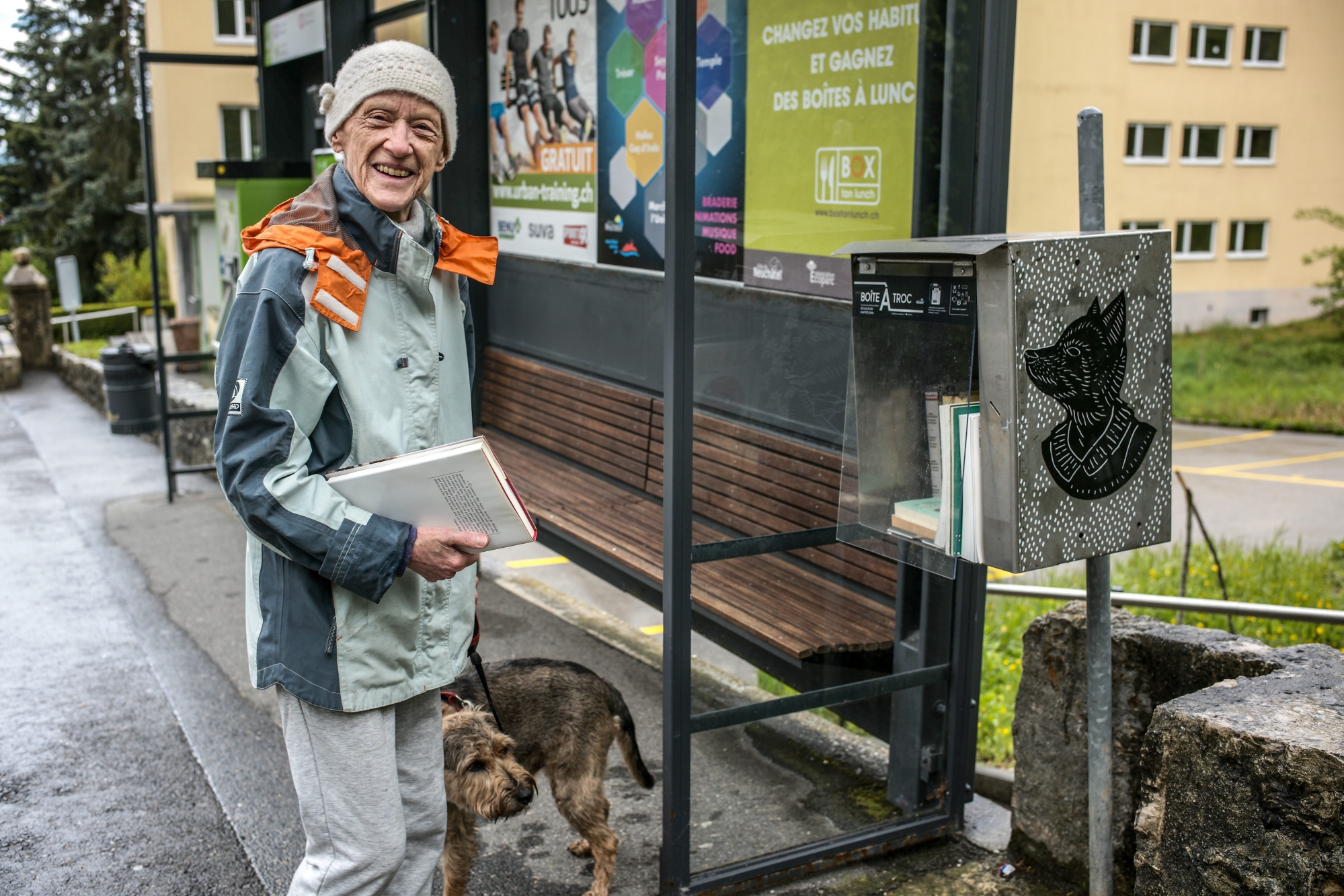 Les boîtes à troc trouvent leur public, comme ici aux Cadolles, à Neuchâtel.