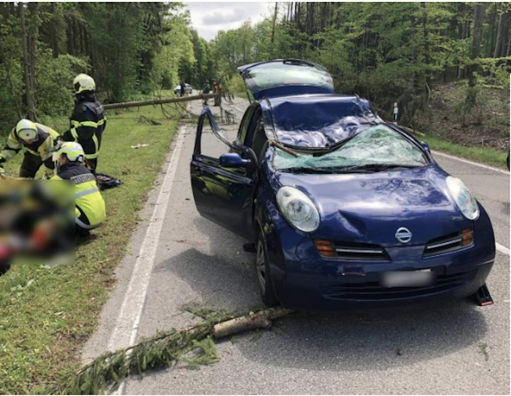 Grièvement blessée, la conductrice a été transportée par ambulance à l'hôpital. 