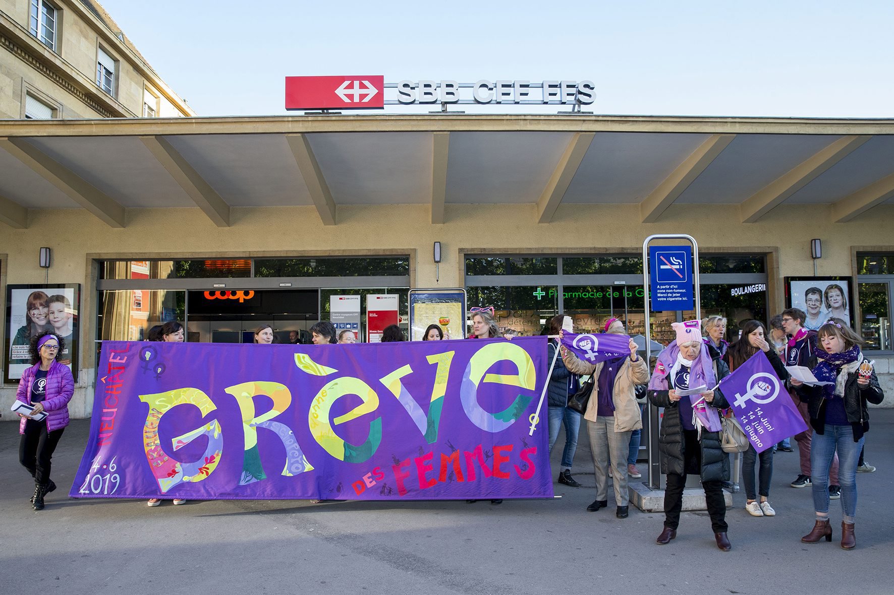 Une poignée de femmes s'est réunie ce mardi matin à la gare de Neuchâtel.